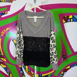 BiBi Gray and Black Graphic Long Sleeve V-neck Shirt. Size Small. Excellent cond